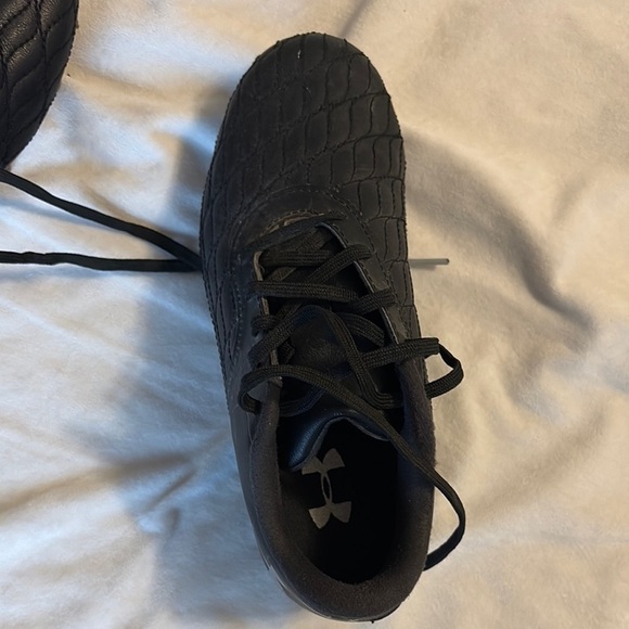Under Armour Black soccer cleats size 4 Textured Low-Top Design - Picture 7 of 11